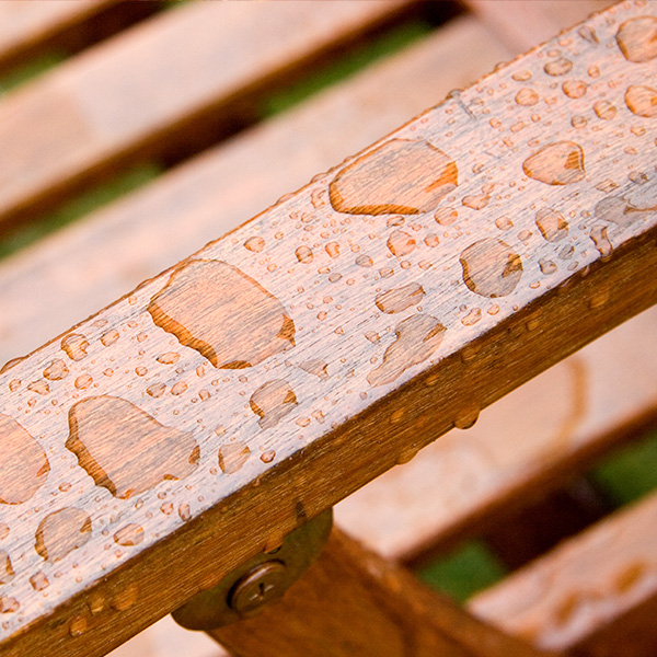 Die SCANDICCARE-Öle eignen sich für den Einsatz auf allen aufnahmefähigen Holzarten – egal ob einheimisches oder tropisches Holz.